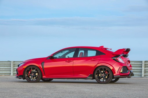 2017 Honda Civic Type R rear three quarter 04 1