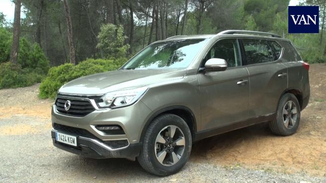 Estéticamente  tiene ciertas similitudes al Toyota Land Cruiser, aunque en el caso de este Rexton  su interesante equilibrio dinámico y sobretodo su precio  lo van a hacer brillar con luz propia en su segmento.