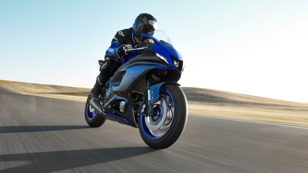 YAMAHA R7
