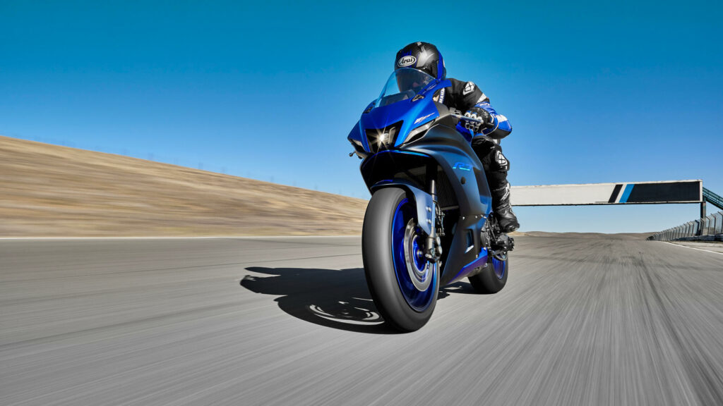 YAMAHA R7