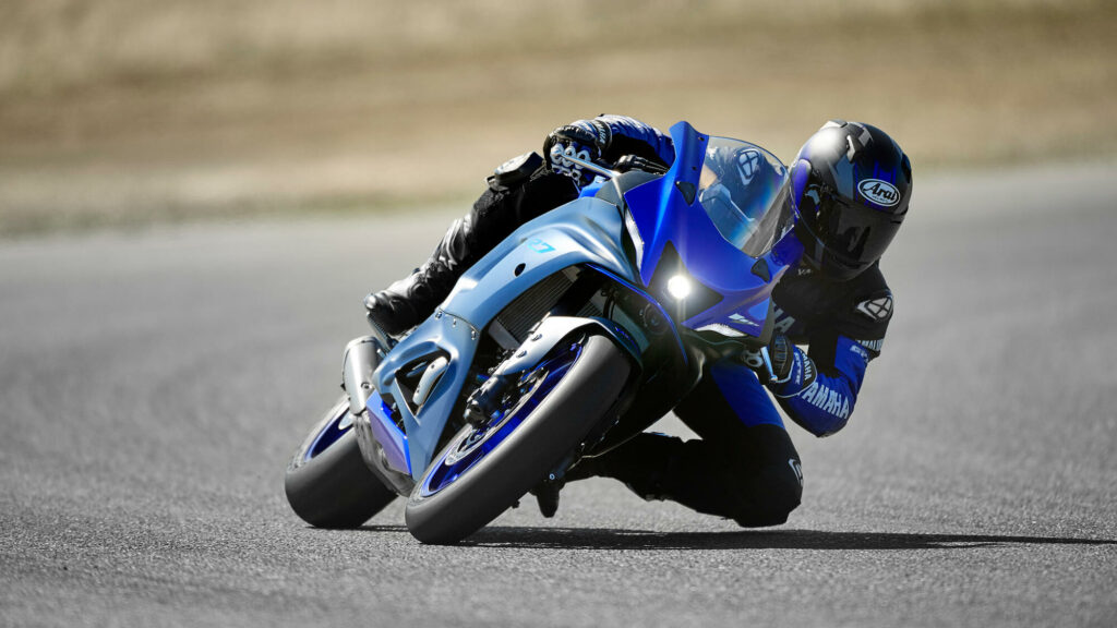 YAMAHA R7