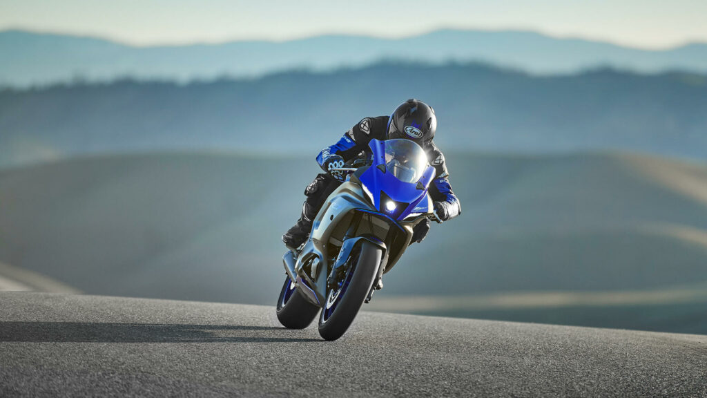 YAMAHA R7