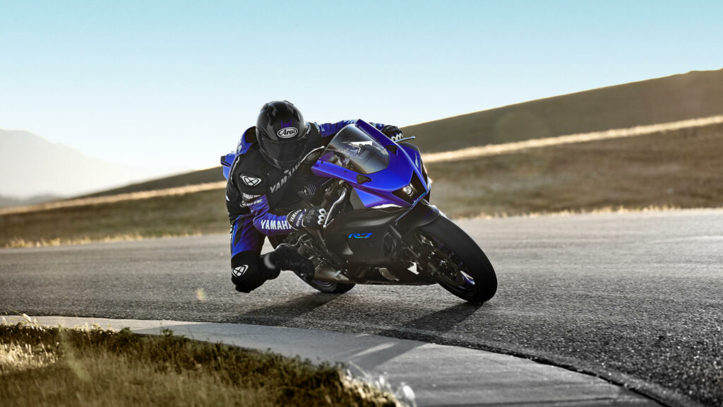 YAMAHA R7