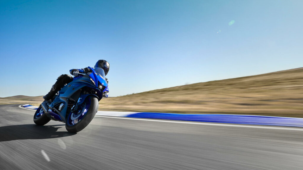 YAMAHA R7