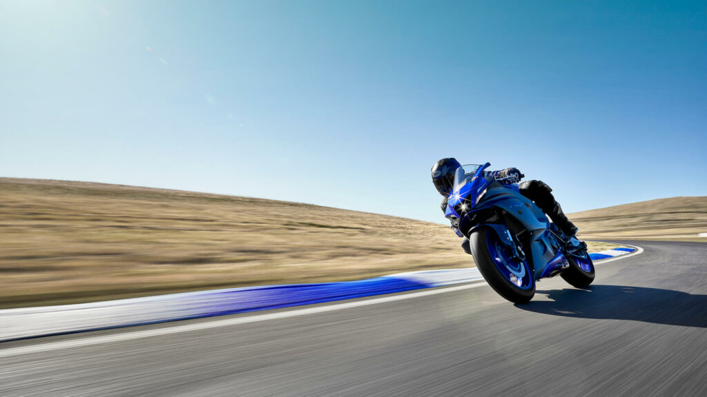 YAMAHA R7