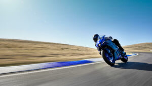 YAMAHA R7