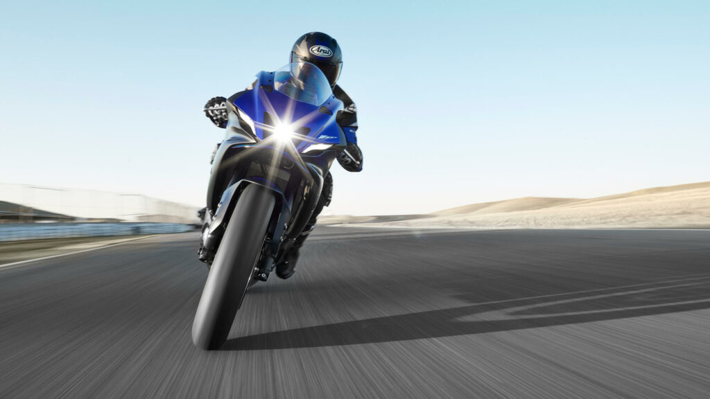 YAMAHA R7