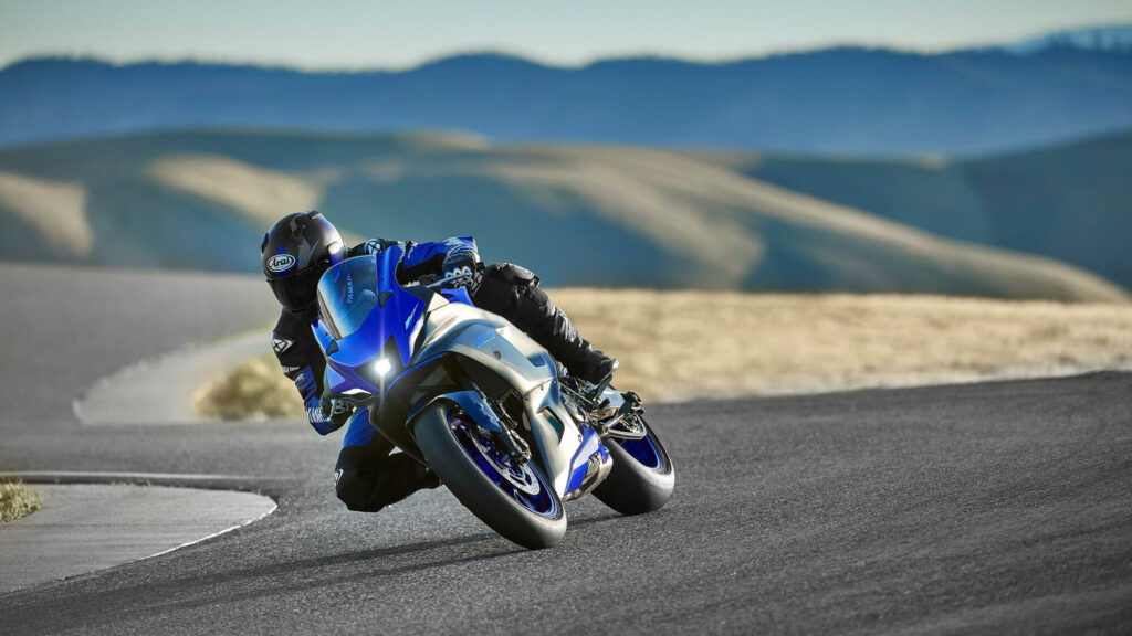 YAMAHA R7