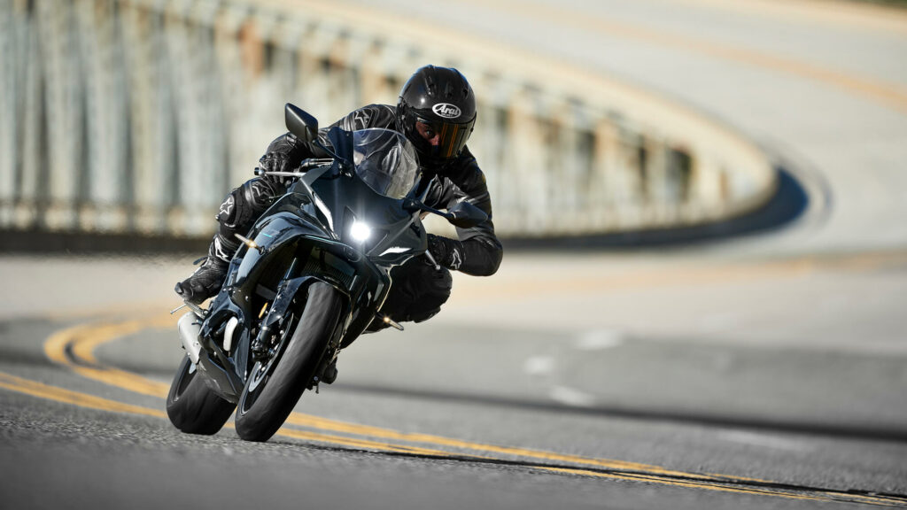 YAMAHA R7