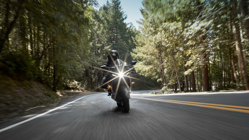 YAMAHA R7