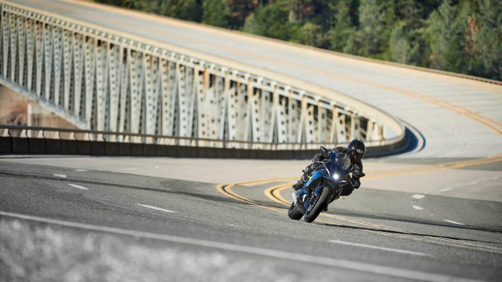 YAMAHA R7