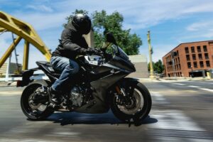SUZUKI GSX-8R