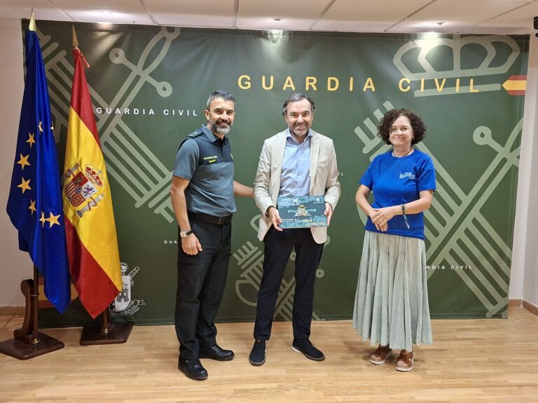 De izda. a dcha. José Javier González Jiménez, jefe de la Comandancia, Julián Alonso, presidente de Grupo Julián Automotive y Ana Marín, vicepresidenta de Adacebur.